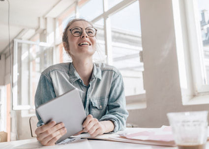 Lachende Frau mit Brille Femme qui rit avec des lunettes